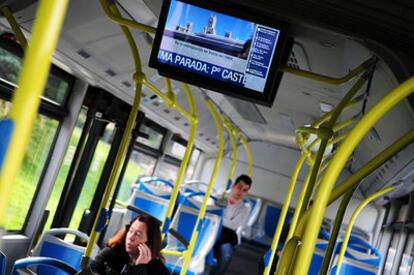 Una de las pantallas instaladas en 35 autobuses de la línea 27.