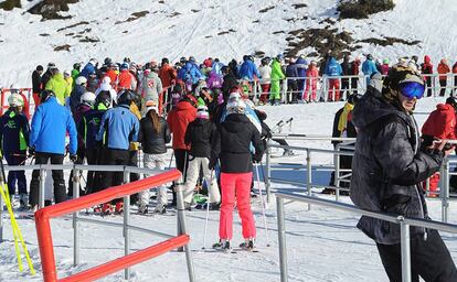 Cua d&#039;esquiadors a l&#039;estaci&oacute; de Baqueira-Beret a la Vall d&#039;Aran.
 