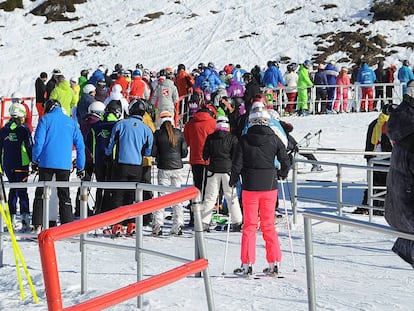 Cua d&#039;esquiadors a l&#039;estaci&oacute; de Baqueira-Beret a la Vall d&#039;Aran.
 