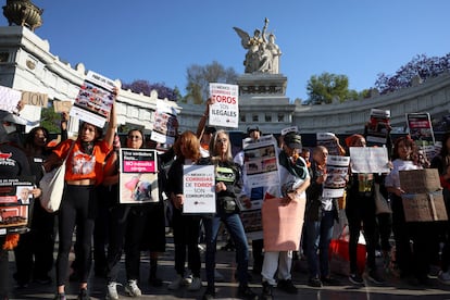 Animalistas protestan en contra de las corridas de toros en la Alameda Central de Ciudad de México, este 18 de marzo.