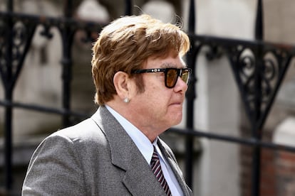 Elton John llega al Tribunal Superior de Londres el 27 de marzo de 2023.