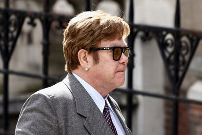 Elton John llega al Tribunal Superior de Londres el 27 de marzo de 2023.