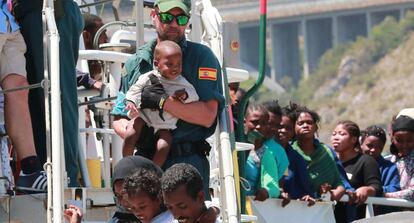 Un guardiacivil ayuda en un desembarco realizado en Salerno (sur de Italia).