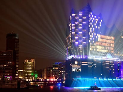 El nuevo auditorio iluminado para la inauguraci&oacute;n.