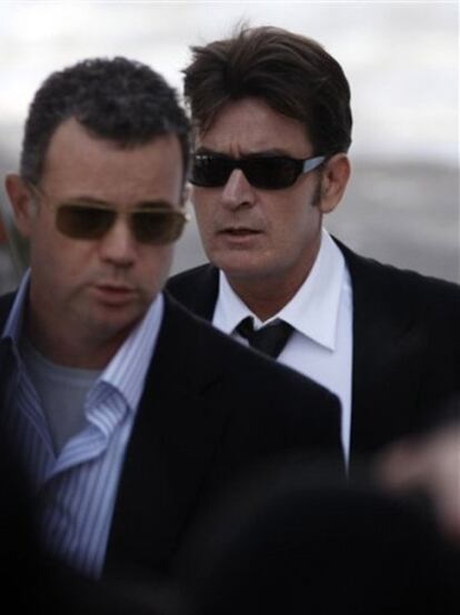 Charlie Sheen llega a la corte de Aspen, Colorado, donde se celebra el juicio por violencia doméstica contra su mujer, el lunes 8 de febrero de 2010