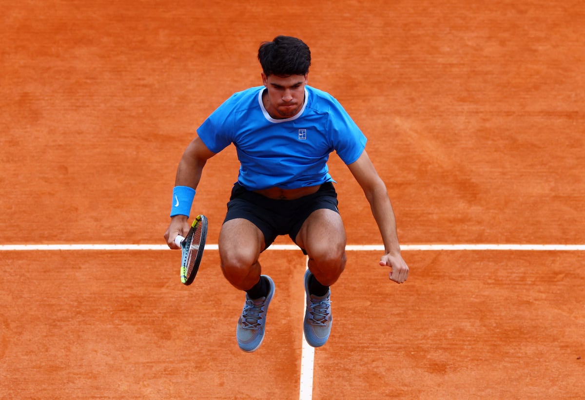 Carlos Alcaraz inicia su campaña de tierra batida ante Sebastián Báez en Montecarlo
