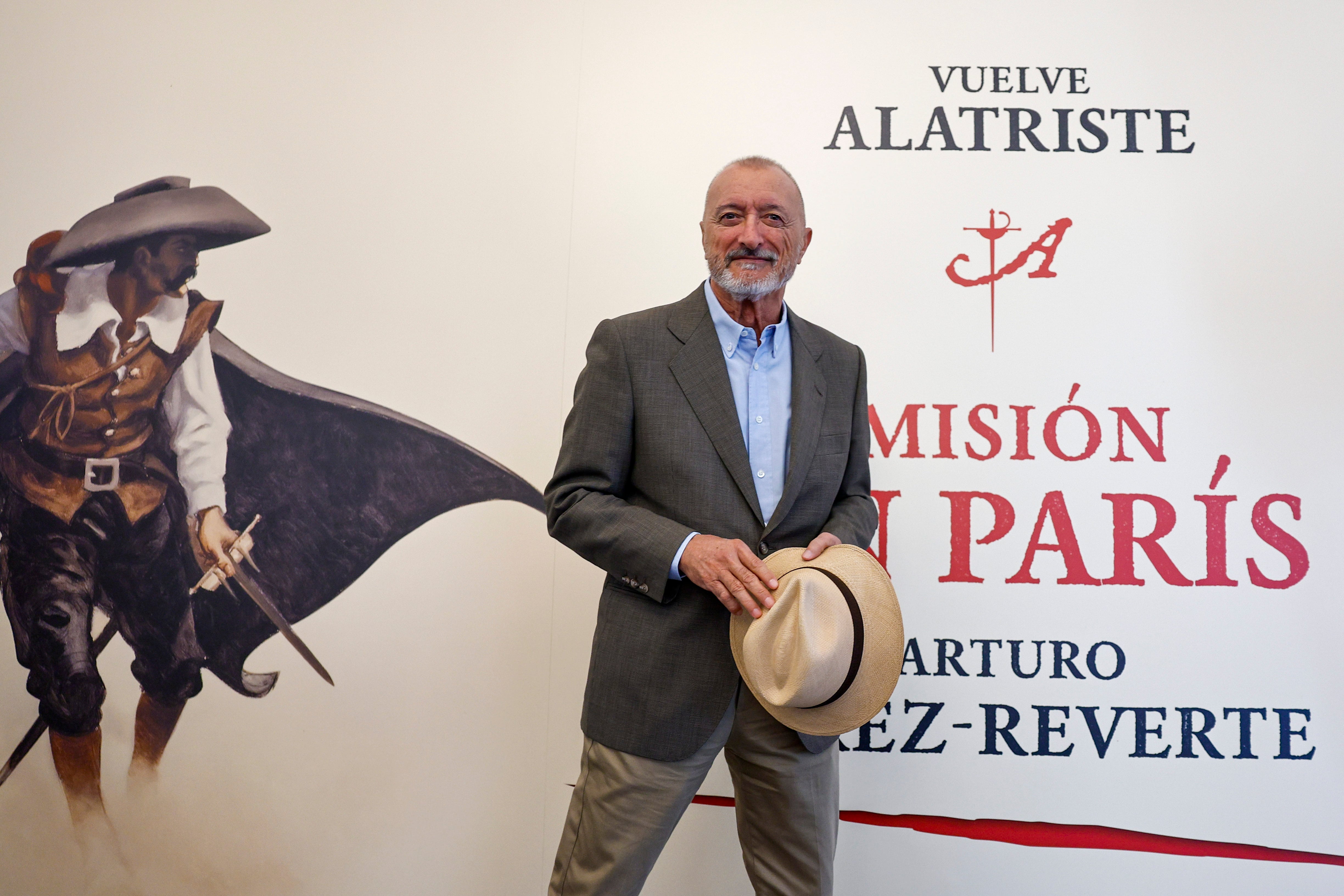 El escritor Arturo Pérez-Reverte, este martes duarnte la presentación de su nueva novela sobre el capitán Alatriste, 'Misión en París'.