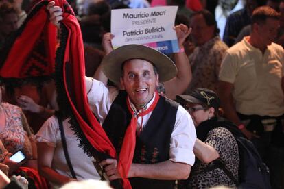 Un militantes de Cambiemos festeja la victoria de Mauricio Macri en las elecciones presidenciales en Argentina.
