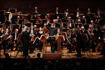 Esa-Pekka Salonen y la orquesta Sinfónica de San Francisco, saludan al público tras un concierto en la Davies Symphony Hall.
