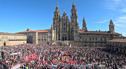 Miles de personas abarrotan este domingo la plaza del Obradoiro durante la manifestacin contra la situacin de la sanidad pblica en Galicia.