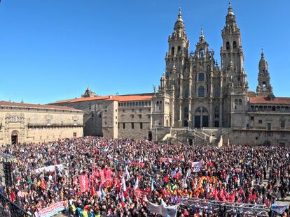 Miles de personas abarrotan este domingo la plaza del Obradoiro durante la manifestación contra la situación de la sanidad pública en Galicia.