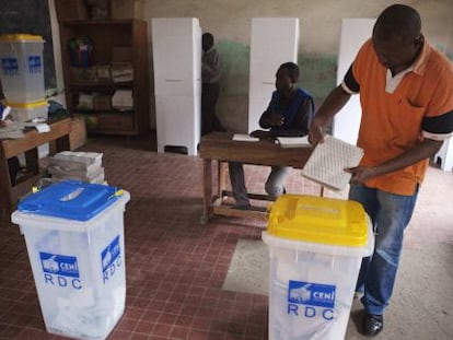 Un hombre vota en un colegio electoral de Kinshasa.