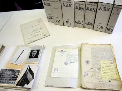 Las siete cajas que llegaron ayer al Archivo Nacional de Cataluña, en Sant Cugat, con algunos de los documentos que contienen.<b>