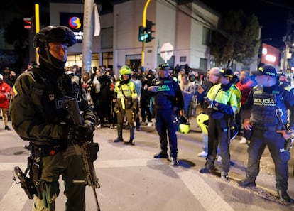 Police guard the clinic where Miguel Uribe Turbay has been hospitalized after the attack on June 7.