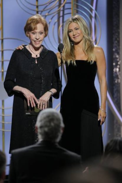 Carol Burnett y Jennifer Aniston en los Globos de Oro 2018.