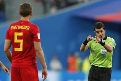 El árbitro Andres Cunha advierte al jugador belga Jan Vertonghen .