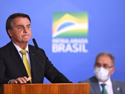 Bolsonaro com o ministro da Saúde, Marcelo Queiroga, ao fundo.