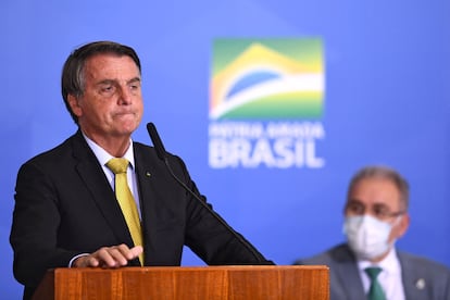 Bolsonaro com o ministro da Saúde, Marcelo Queiroga, ao fundo.