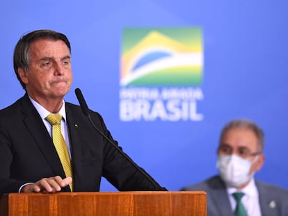 Bolsonaro com o ministro da Saúde, Marcelo Queiroga, ao fundo.