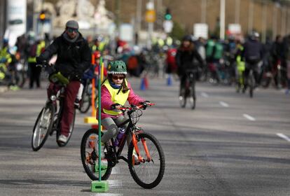 Concentración en el paseo del Prado para reclamar mejores vías ciclistas en Madrid. 