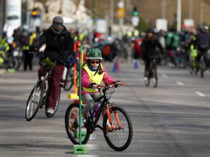 Concentración en el paseo del Prado para reclamar mejores vías ciclistas en Madrid. 