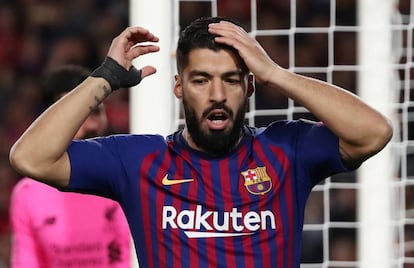 Luis Suárez reacciona en un momento del partido.