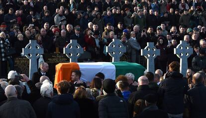 Emmett McGuinness y Fiachra McGuinness llevan el ataúd de su padre, Martin McGuiness, durante su entierro en el cementerio de Derry, Irlanda del Norte.