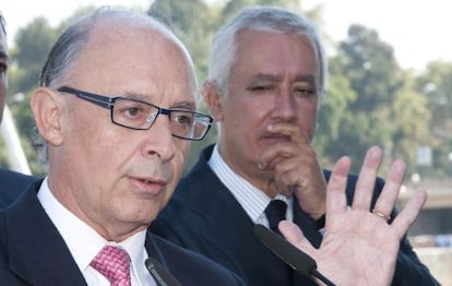Cristóbal Montoro y Javier Arenas, ayer en Sevilla.