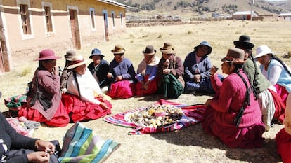 El tercer premio fue para esta imagen de los aimara, desde la zona sur de Perú: "Después de realizar una actividad en nuestra comunidad, es costumbre compartir nuestros alimentos. Nos hemos reunido para tejer nuestras artesanías Lupaca, y como es habitual hemos tendido nuestras incuñas y llicllas (mantas tejidas) en el centro. En ella hemos vaciado nuestro fiambre que contiene, principalmente, papa, chuño, quispiño de quinua, habas, maíz y torrejas. Va acompañado de un aderezo especial a base de queso y huevo, todos son productos naturales de la zona. Año tras año planificamos con anticipación qué alimentos vamos a producir y cómo vamos a prepararlos para que no solo sean nutritivos, sino ricos. Nos sentimos orgullosas de tener aún terrenos fértiles y sin contaminación, pues eso nos permite producir alimentos orgánicos".