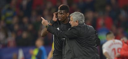 Mourinho da indicaciones a Pogba en el Sánchez Pizjuán.