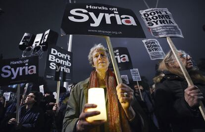 Varias personas se manifiestan en contra de la intervención del país en la guerra de Siria en las afueras del parlamento británico en Londres (Reino Unido).