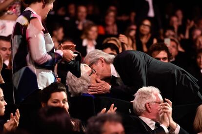 Ken Loach besa a su esposa Lesley Ashton después de ser galardonado con la Palma de Oro a la mejor película por 'I, Daniel Blake' durante la ceremonia de clausura del Festival de Cannes.