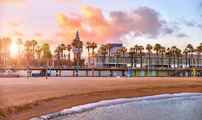 <strong>La Barceloneta (Barcelona)</strong>. Expertos viajeros de Bounce, una aplicación que ayuda al almacenaje del equipaje por todo el mundo, han rastreado 100 arenales para decidir cuáles son los mejores destinos playeros del mundo, teniendo en cuanta aspectos como el clima, la temperatura del mar o los hoteles y restaurantes de la zona. Entre los primeros 10 puestos de su ránking se encuentra <a href="https://elviajero.elpais.com/elviajero/2018/08/17/actualidad/1534510878_209092.html" target="">la playa de la capital catalana.</a>