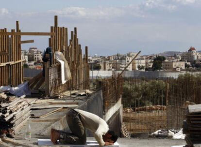 Un palestino ora en medio de construcciones en el asentamiento de Gilo en Jerusalén Este