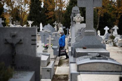 Una mujer acude al cementerio de la Almudena en Madrid, en los días previos al puente de todos Los Santos. Los vecinos de las 32 áreas sanitarias de la Comunidad de Madrid sometidas a restricciones de movilidad no podrán visitar los cementerios durante el puente de Todos los Santos, salvo que acudan a uno en el caso justificado de un entierro. Es el caso, por ejemplo, del cementerio de la Almudena, el mayor de la región, que está en la zona básica de salud de Daroca (Ciudad Lineal), que tiene limitaciones de movilidad.