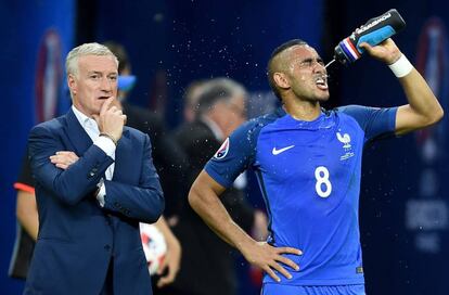 El entrenador de francia Didider Deschamps junto a Dimitri Payet.