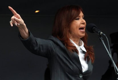 La presidenta de Argentina, Cristina Fernández de Kirchner, habla a la multitud reunida ante los tribunales federales