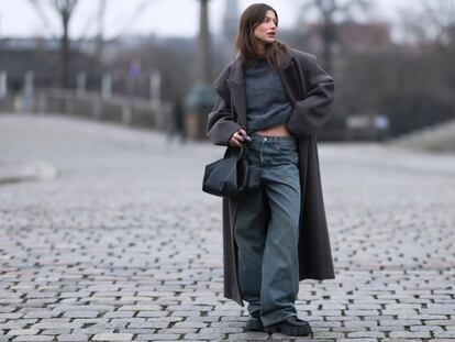 ShopiaGeiss en Berlin con unos pantalones wide leg y una gabardina, 2023. GETTY IMAGES.