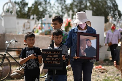 Los familiares de Francisco Javier Delgado Rodríguez, de 32 años, sostienen una fotografía del fallecido durante el funeral en Estancia de Ánimas, Zacatecas.