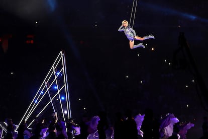 Lady Gaga en pleno vuelo durante su actuación en la Super Bowl.
