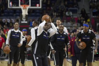 LeBron, Anthony y detrás Pau Gasol, en el entrenamiento.