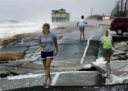 Una residente inspecciona los daños causados por Isabel en Kitty Hawk, Carolina del Norte.