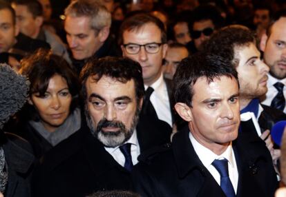 El primer ministro francés Manuel Valls, el presidente del Consistorio Central Judío de Francia, Joel Mergui, y la alcaldesa de París, Anne Hidalgo se unen al final del Shabat en Paris.