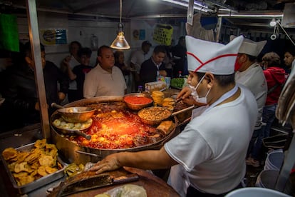 Personas esperan en un negocio de comida donde se preparan tacos para llevar, en septiembre pasado.