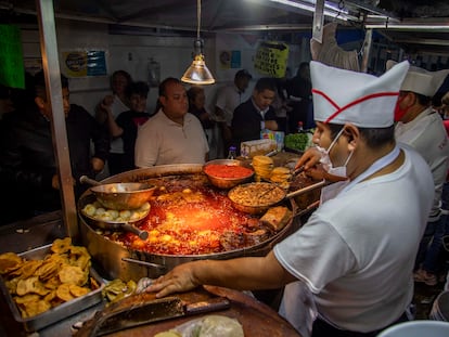 Personas esperan en un negocio de comida donde se preparan tacos para llevar, en septiembre pasado.