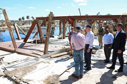 El presidente de Estados Unidos, Joe Biden, junto al senador Rick Scott, durante la visita a las zonas dañadas por la tormenta tras el paso del huracán 'Helene', en Keaton Beach, Florida.