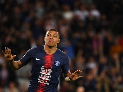 Mbappé comemora um gol pelo PSG.