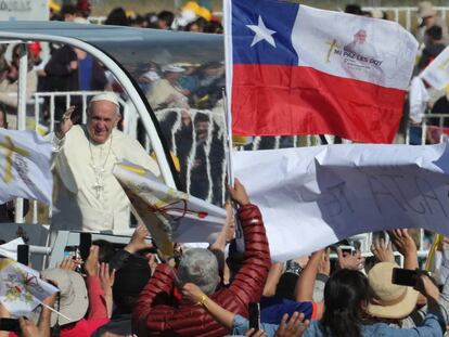 Francisco saúda fiéis ao chegar a Temuco, no Chile.