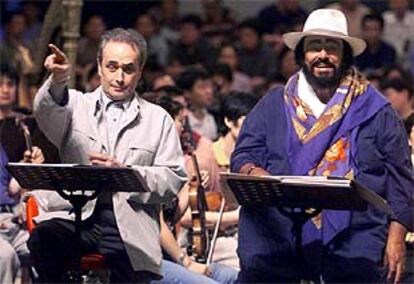 José Carreras junto a Luciano Pavarotti, en un ensayo ayer.