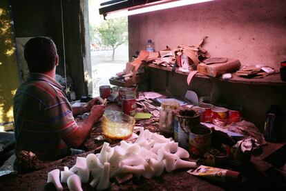  Un trabajador en un taller de pegado de tacones para el calzado en Elche.